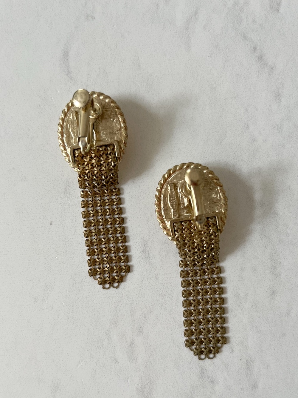 Vtg Whiting Davis Amber Glass Cabochon Gold Metal Mesh Ribbon Clip On Earrings - Picture 2 of 4